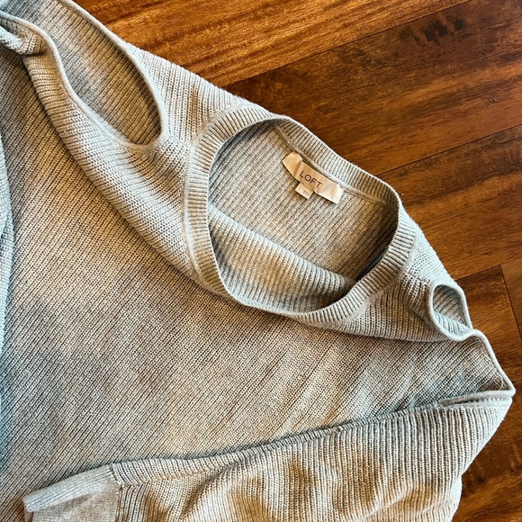 Cozy sweater with cutouts on shoulders, very cute! Great for summer nights - Picture 1 of 5